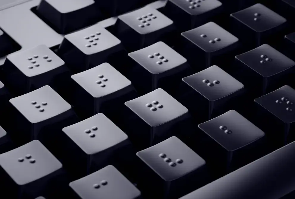 Schwarze Tastatur mit Blindenschrift